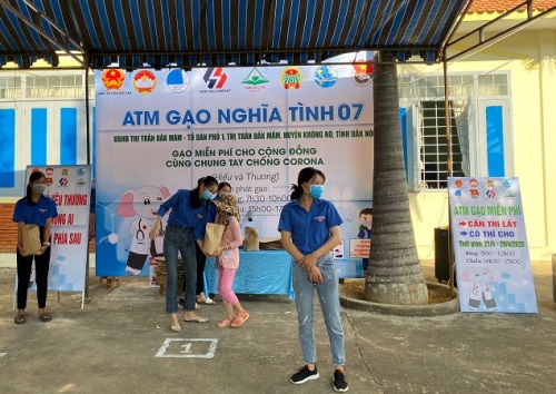 Ấm áp tình người tại 'ATM gạo nghĩa tình' KRÔNG NÔ, ĐẮK NÔNG